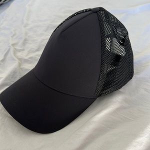 Black lululemon trucker hat